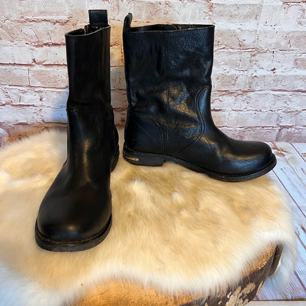 Tory Burch leather boots with gold detailing size 6.5